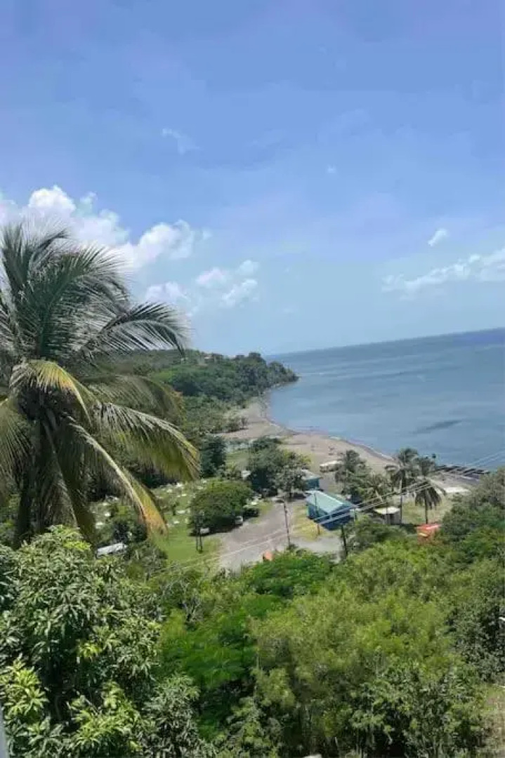 Spacious, Cozy Two Bedroom Apartment Overlooking the Beach