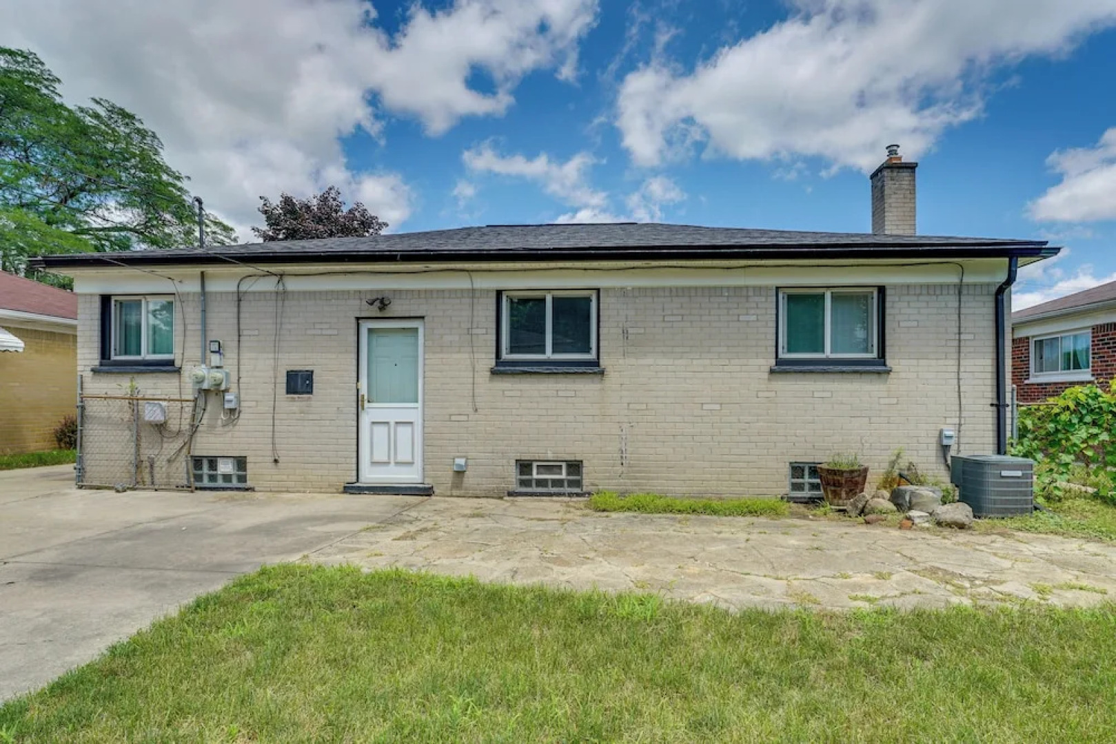 Westland Home w/ Yard ~ 20 Mi to Downtown Detroit!