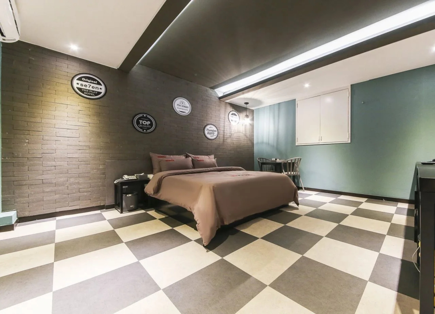 7th Street THE PLAY Hotel