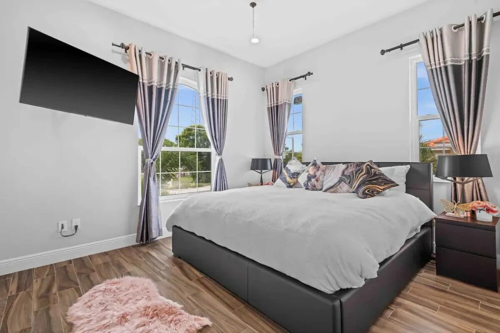 My Kind Of Town 5 Bedroom Home by Redawning