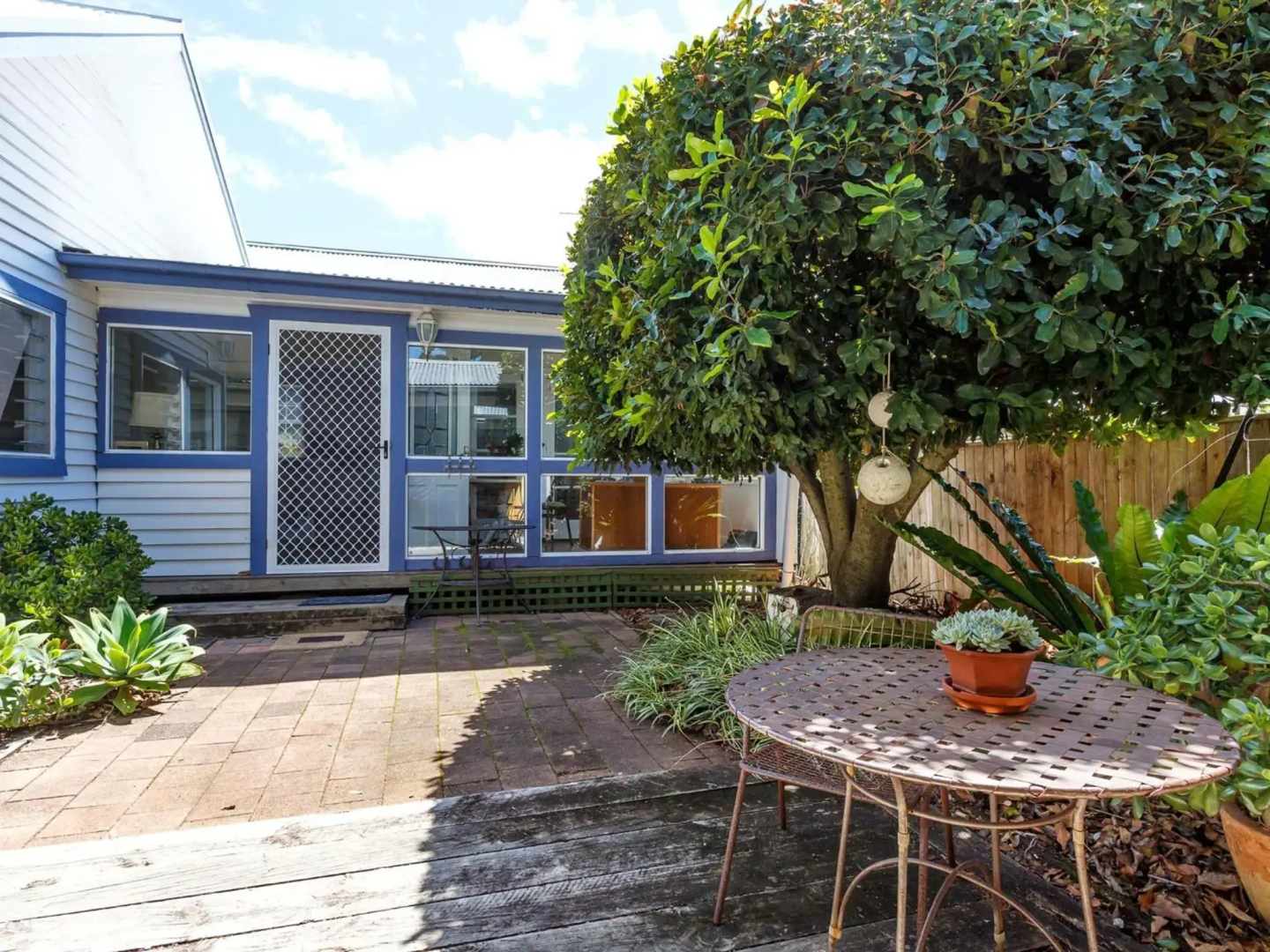 Witts Oasis Two traditional Tea Gardens cottages