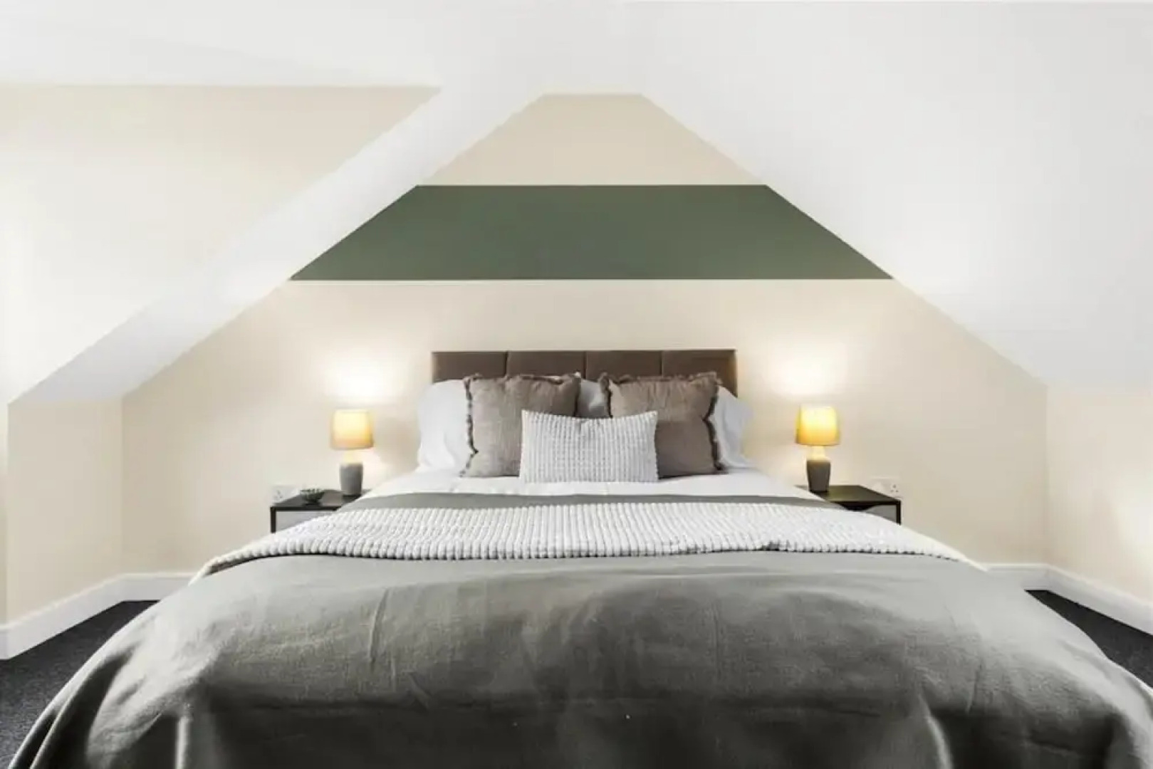 Elegant 5 Bedroom House/free Parking/yard