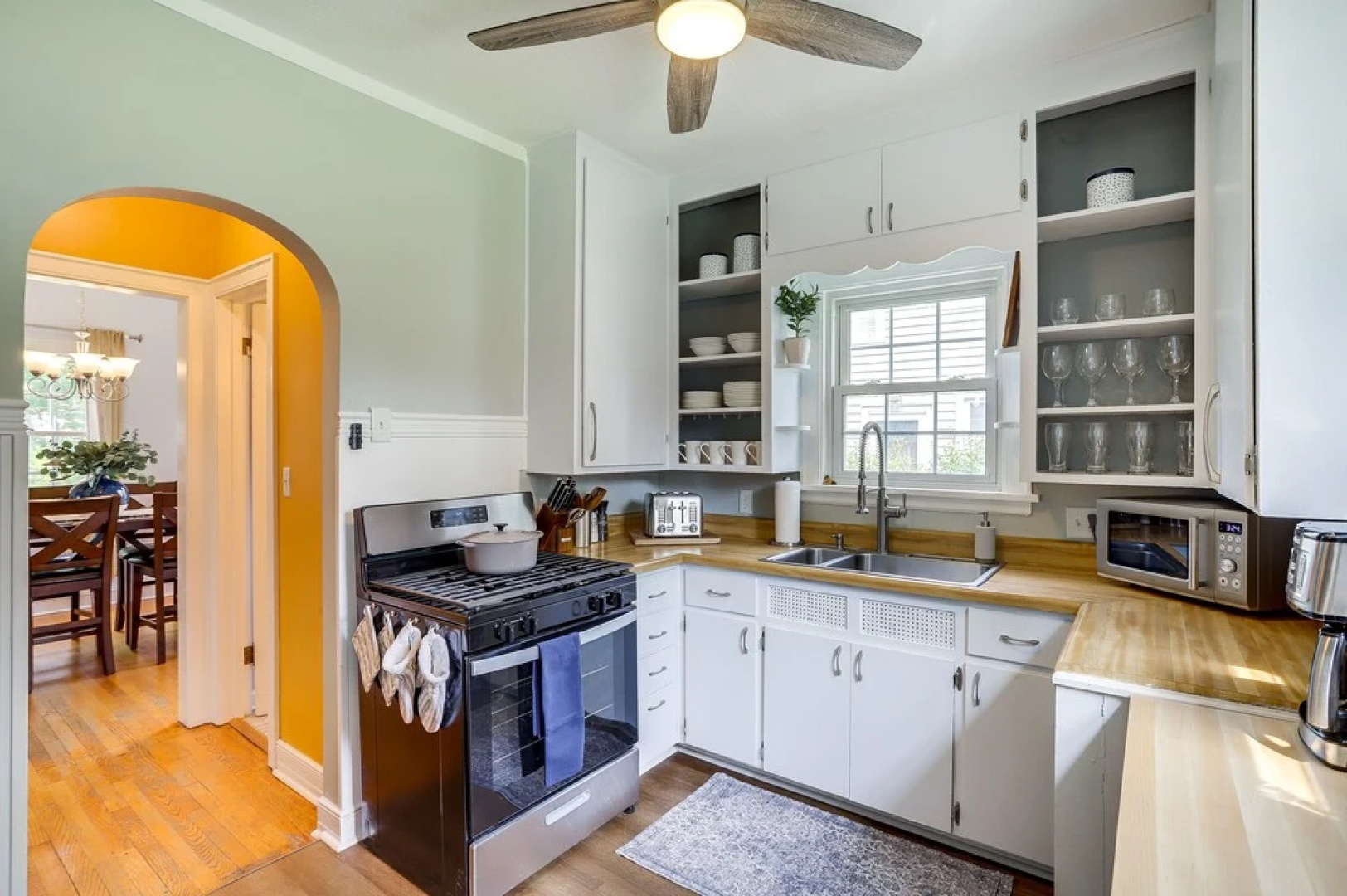 Charming South Bend Retreat ~ 1 Mi to Notre Dame!