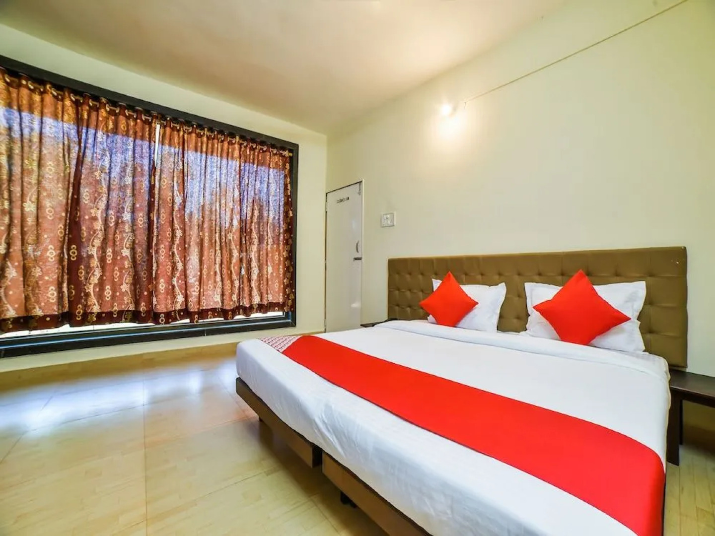 Oyo 28139 Hotel Empire