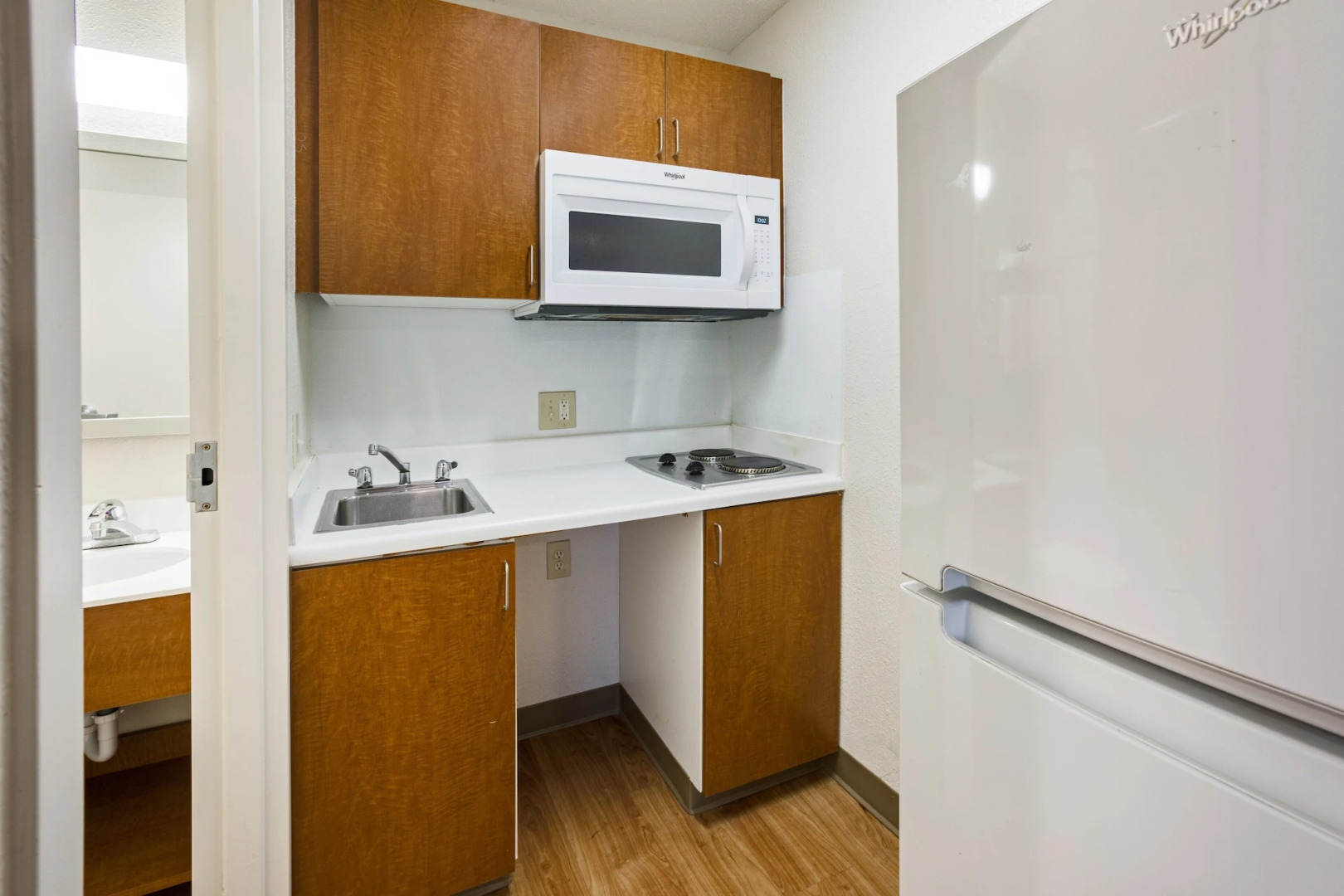 HomeTowne Studios by Red Roof Detroit - Livonia