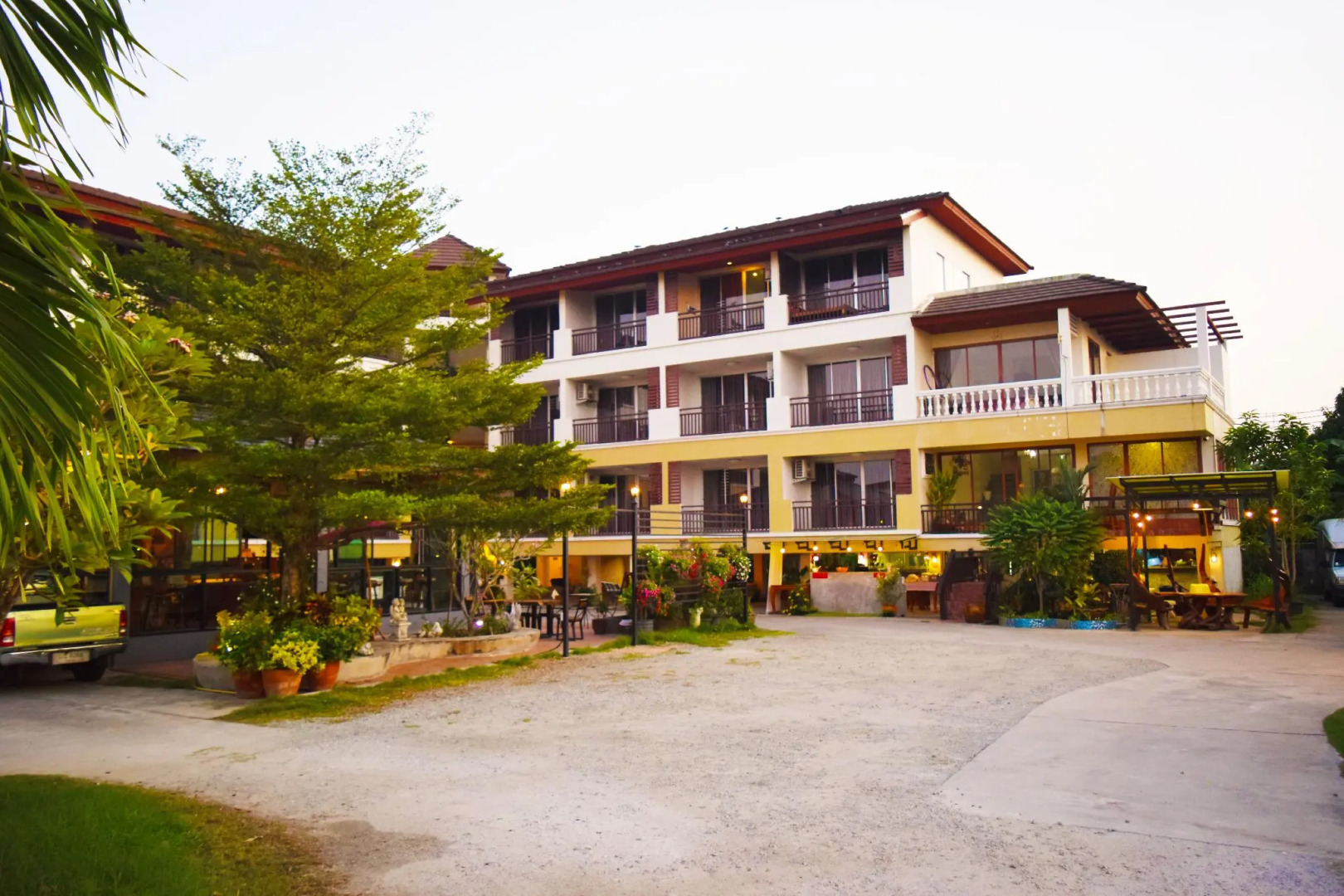 Nantharom Hotel and Restaurant
