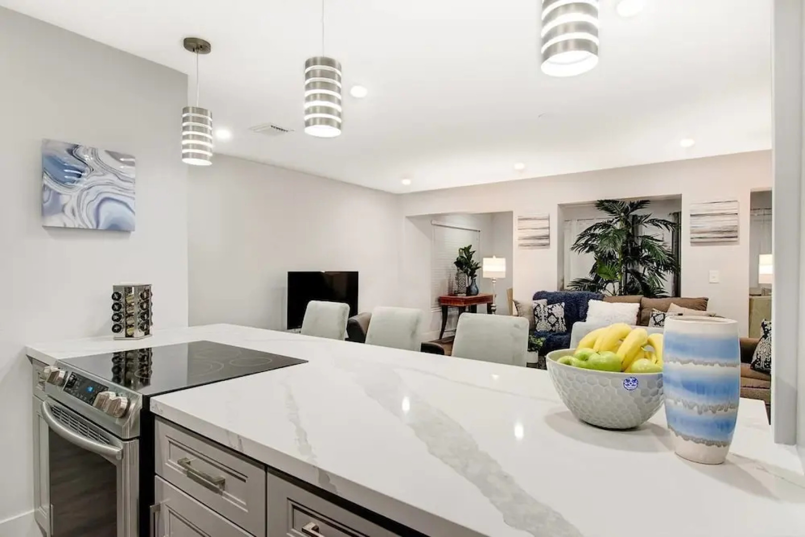 Comfortable Luxurious Home with Hot Tub, Near the Beach