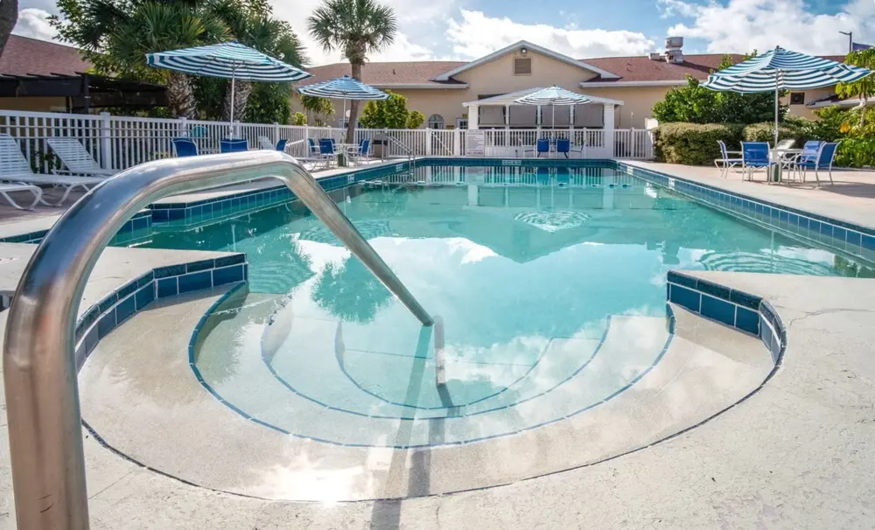 Island Sun Inn & Suites - Venice, Florida Historic Downtown & Beach Getaway