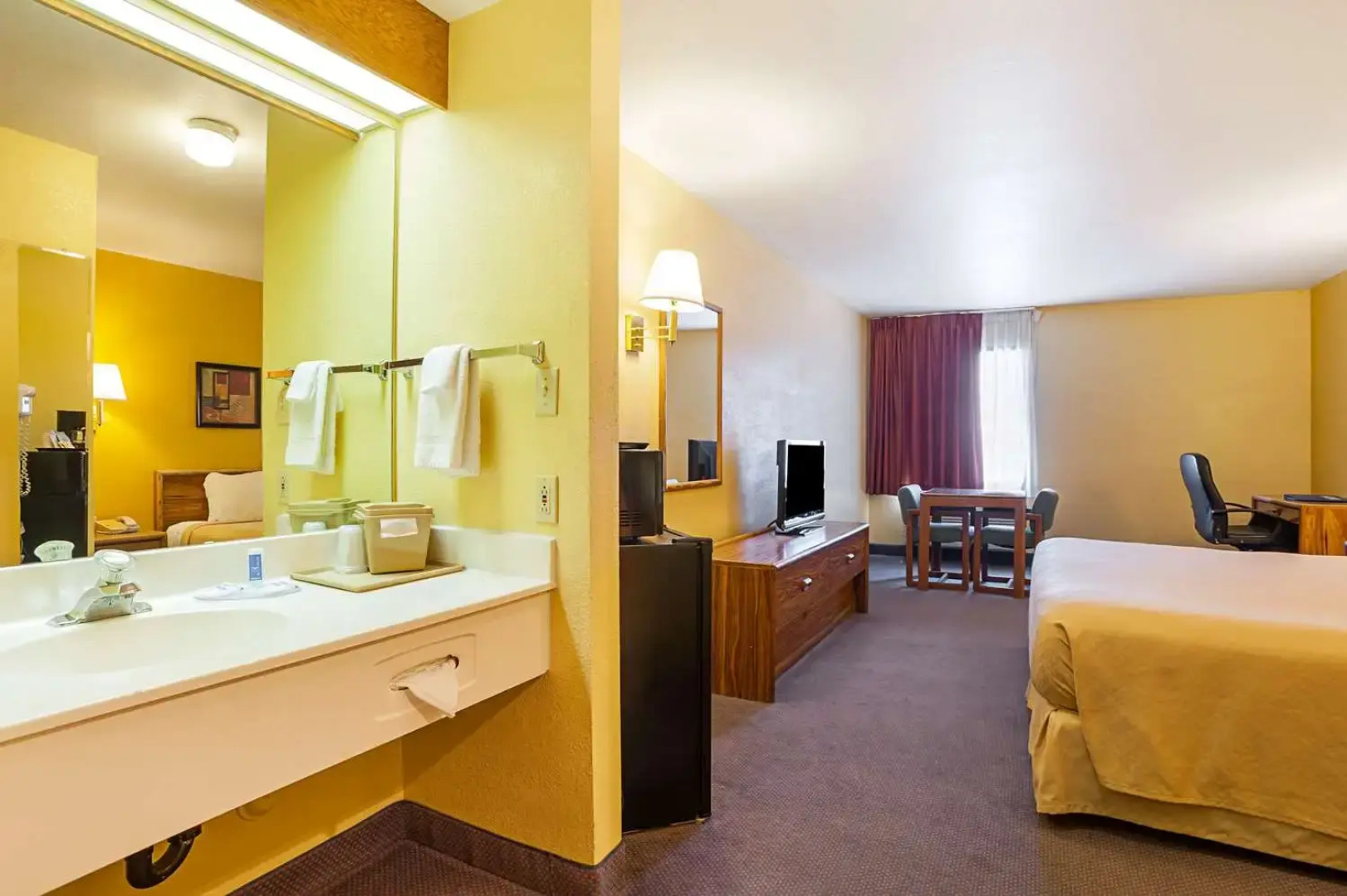 Rodeway Inn & Suites