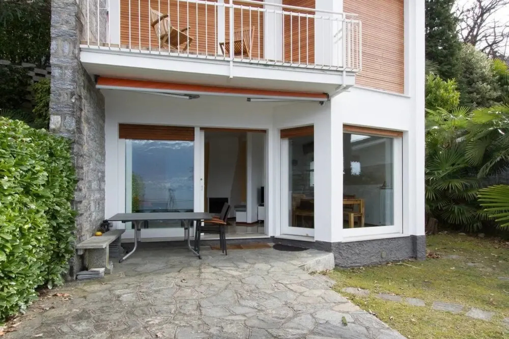 Stunning Lakeside Villa With Direct Lake Access, Mooring, Near Restaurant, Wifi, BBQ