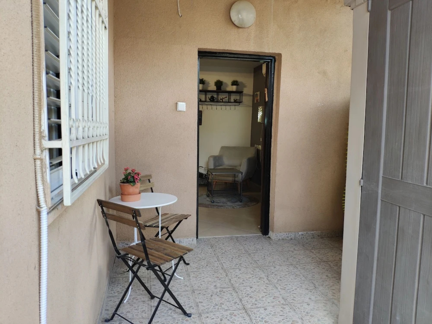 Private & Spacious Apt w Queen Beds PRKG