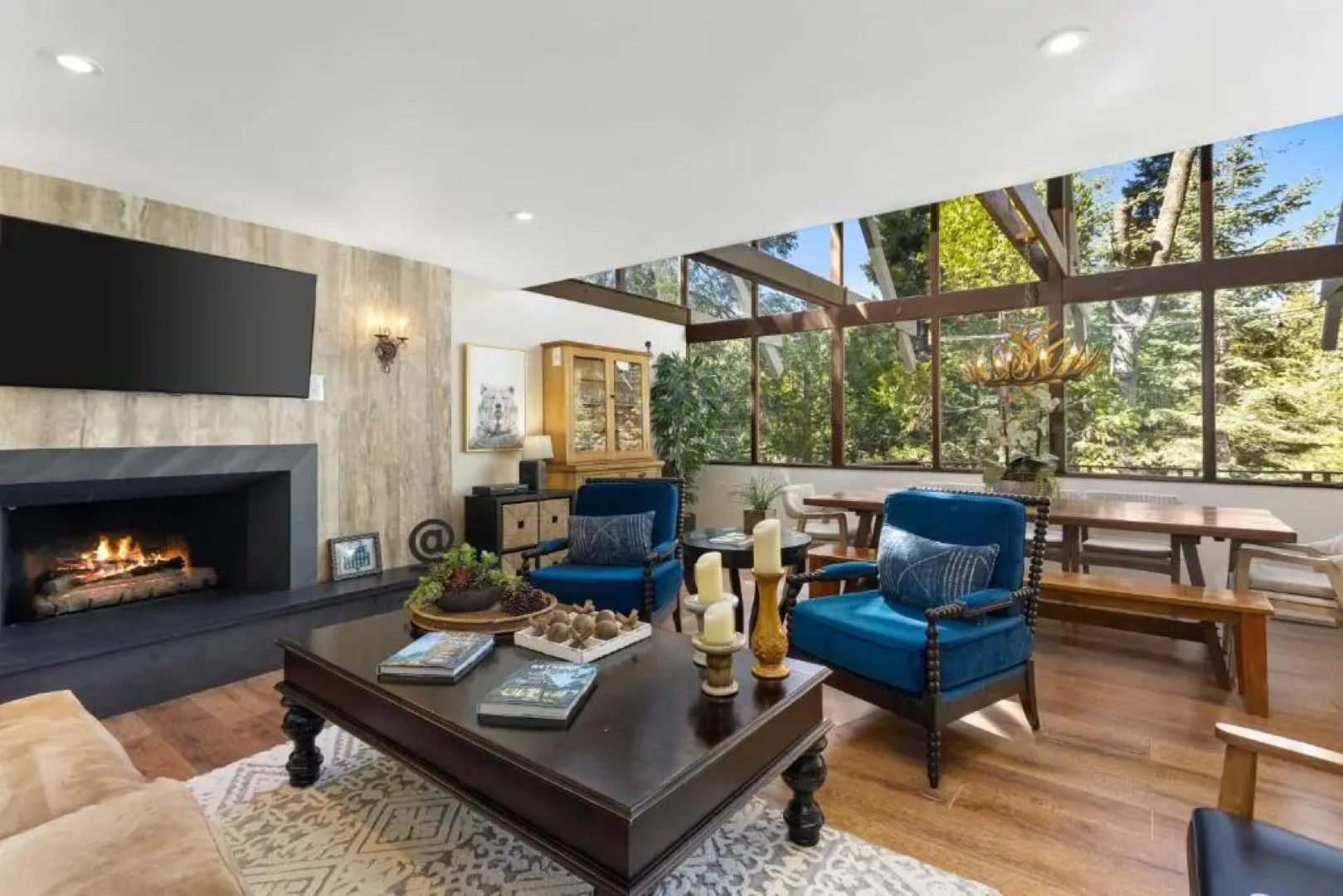 Snowflower Cabin Modern Luxe, 2 Level, 1500 sqft, AC, View, Dogs, Walk to Village