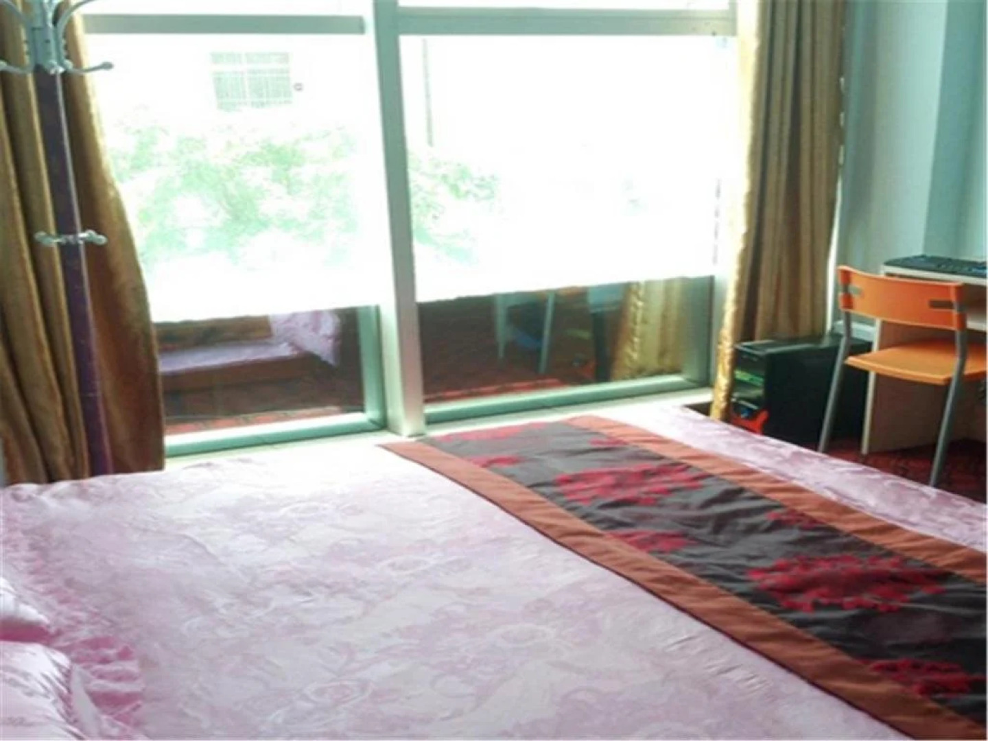 April Day Business Hotel