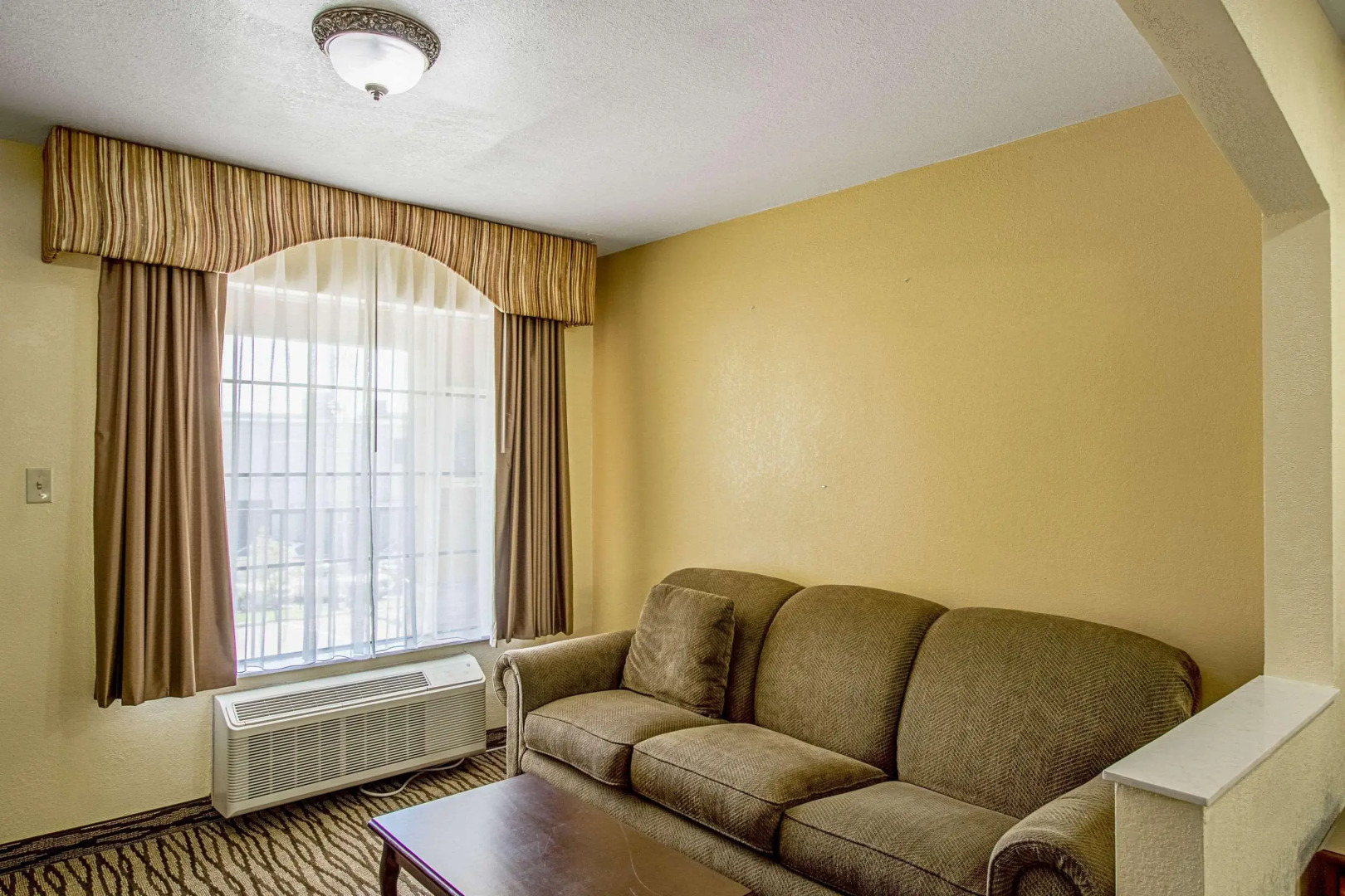 Super 8 by Wyndham Jackson MS Near the Fairgrounds