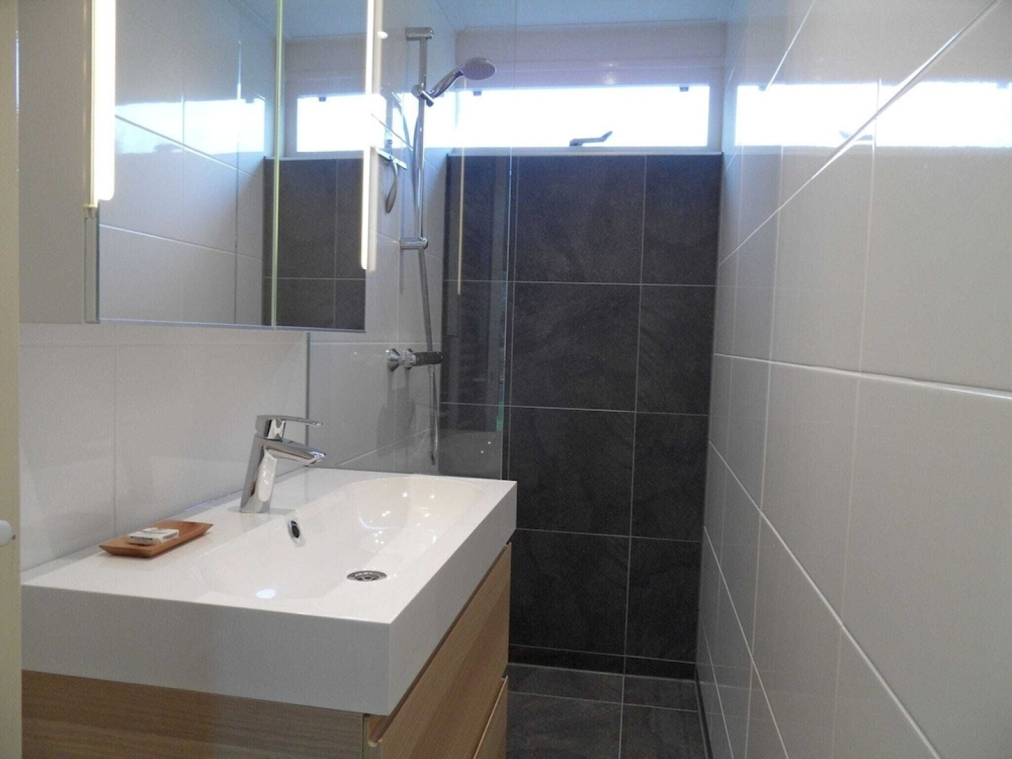 Cozy Holiday Home with Hot Tub in Lauwersoog by Lake