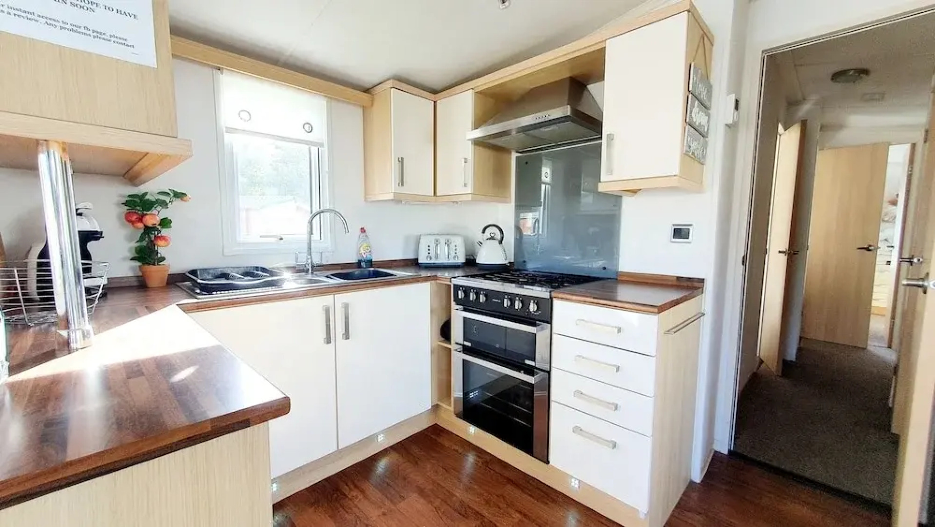 Apple Tree Lodge, Hot Tub, 3 Bedroom, 2 Bars