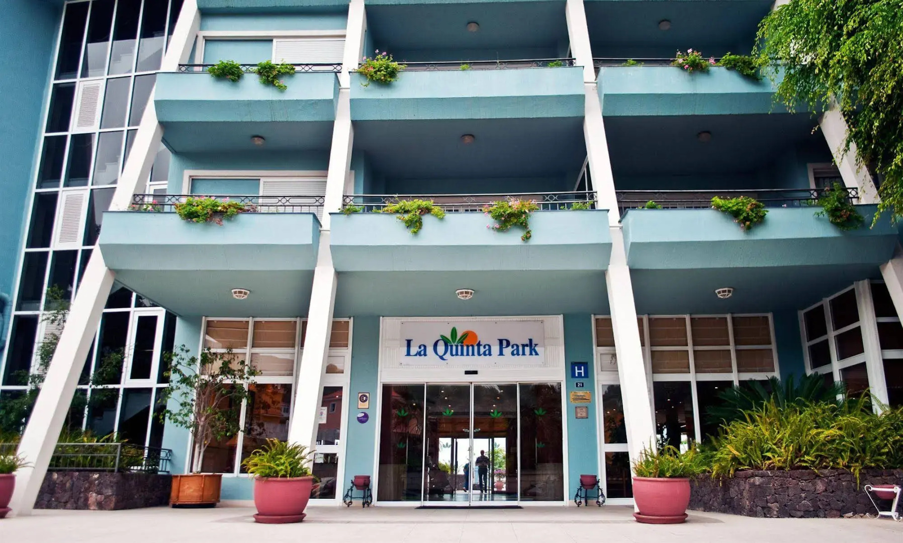 Coral La Quinta Park Suites