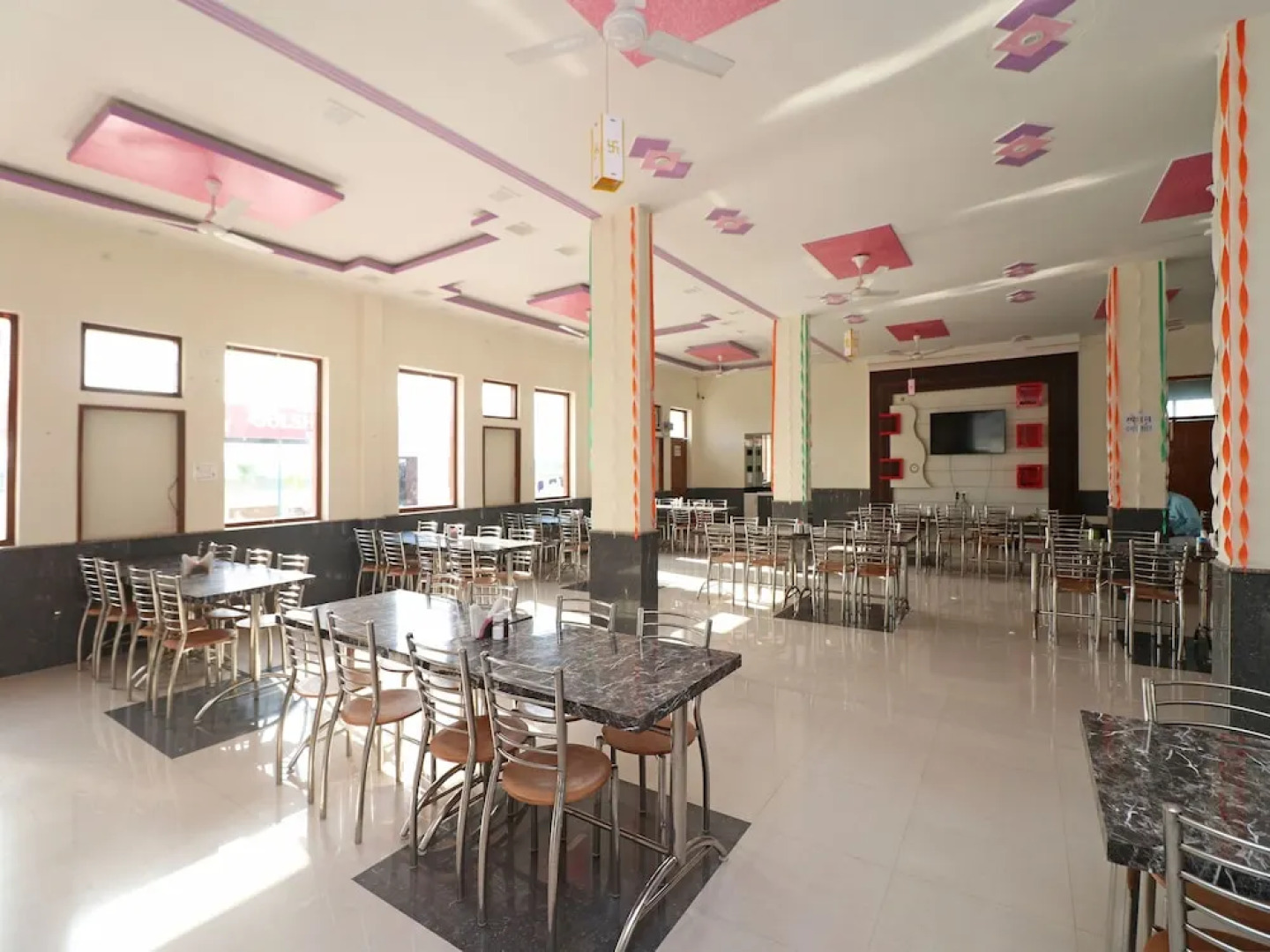 OYO 12065 Hotel Raj Palace