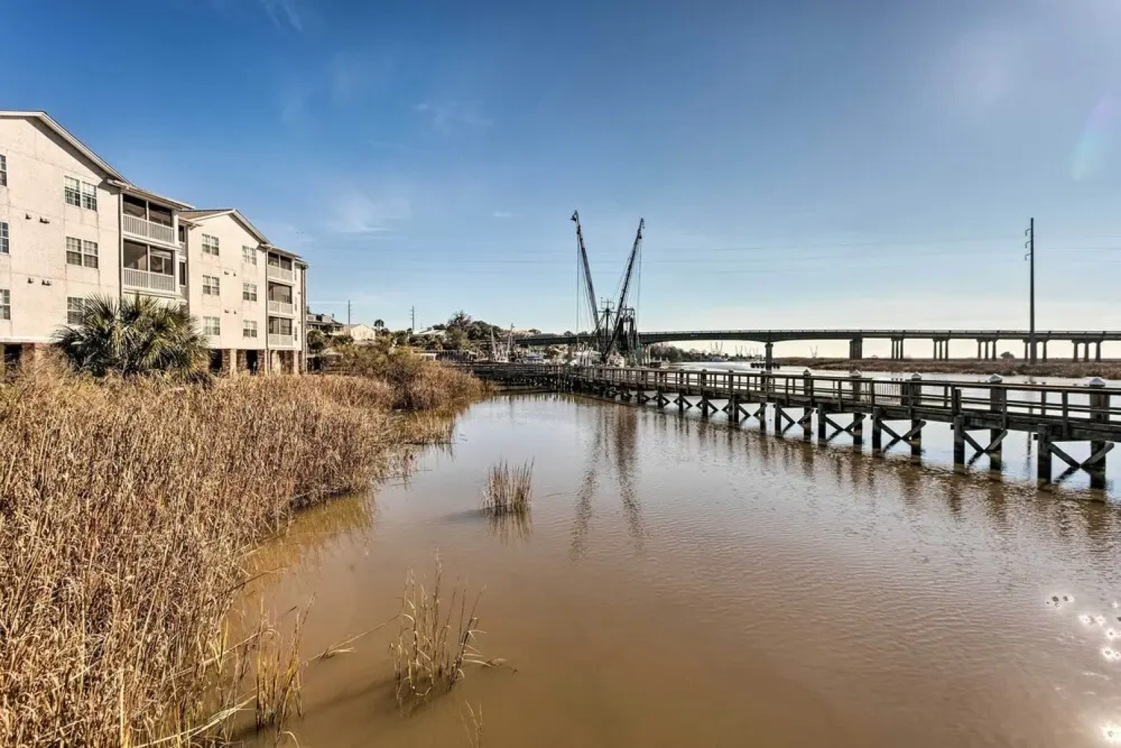 3rd-floor Riverfront Condo: Walk to Downtown Eats!