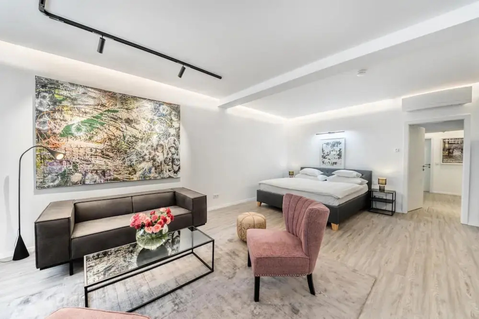 Superior Apartment Art Collection With Kingsize Bed and Air Conditioning