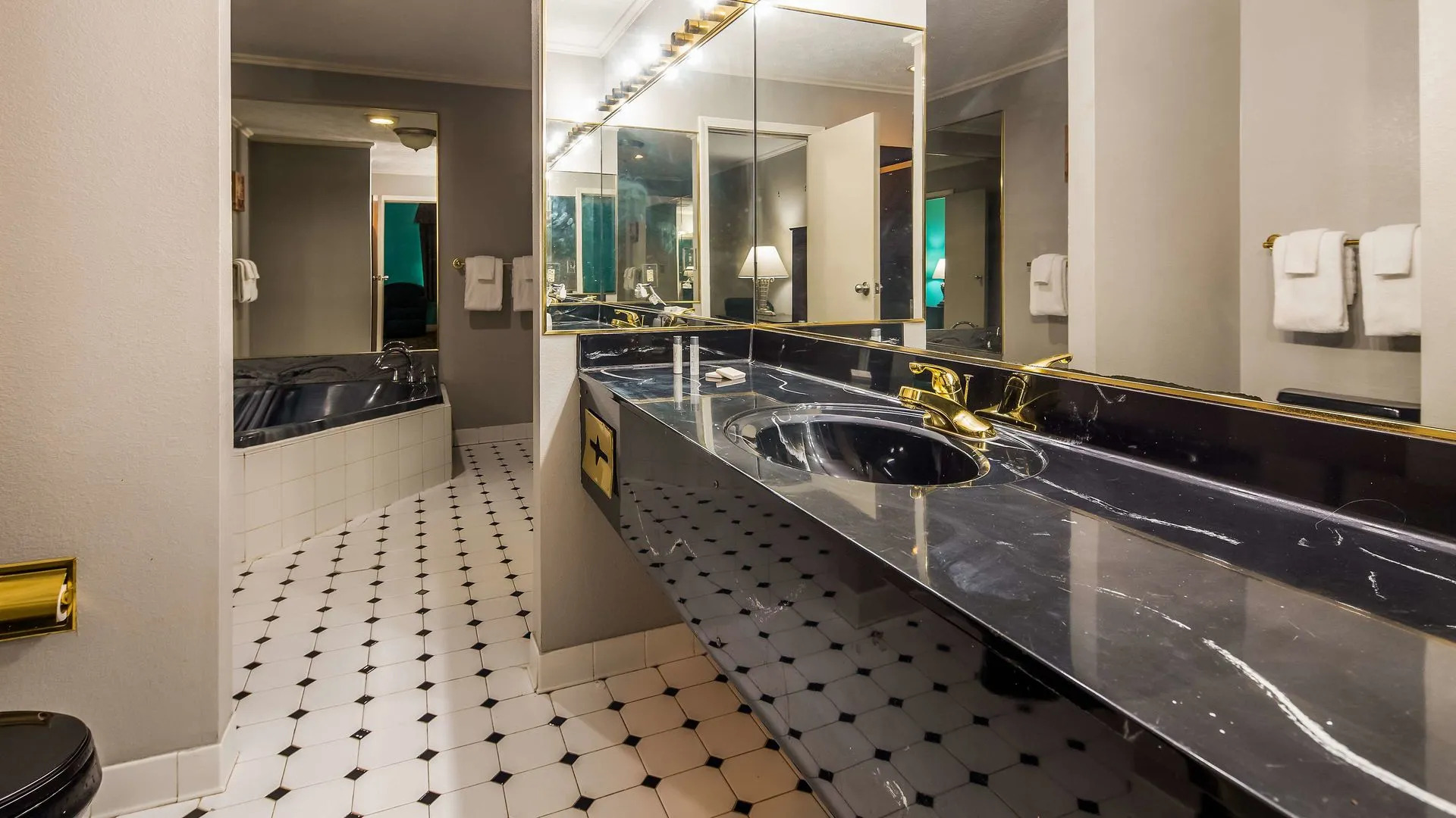 Red Roof Inn & Suites Lexington - Hamburg