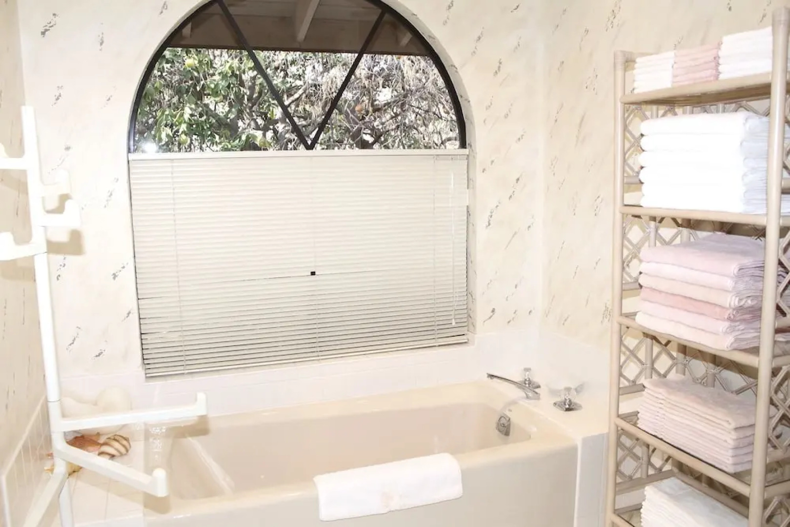 Salomon's Paradise: Desert Home by RedAwning