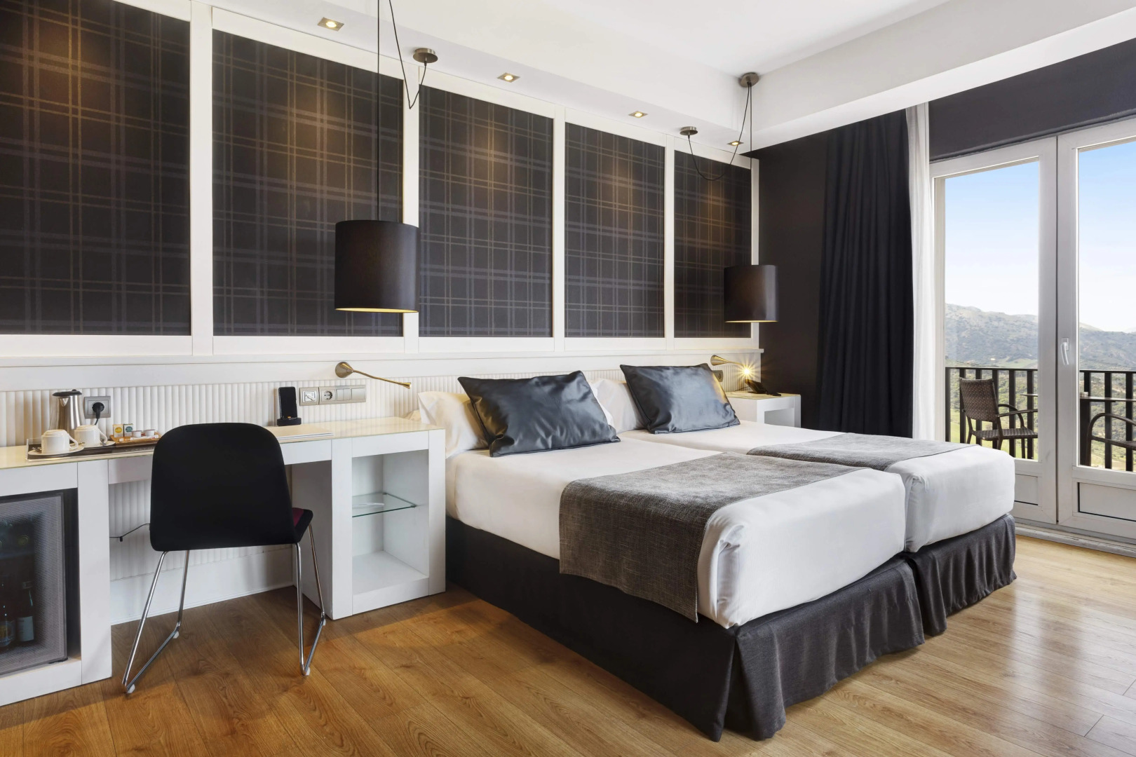 Отель Catalonia Reina Victoria