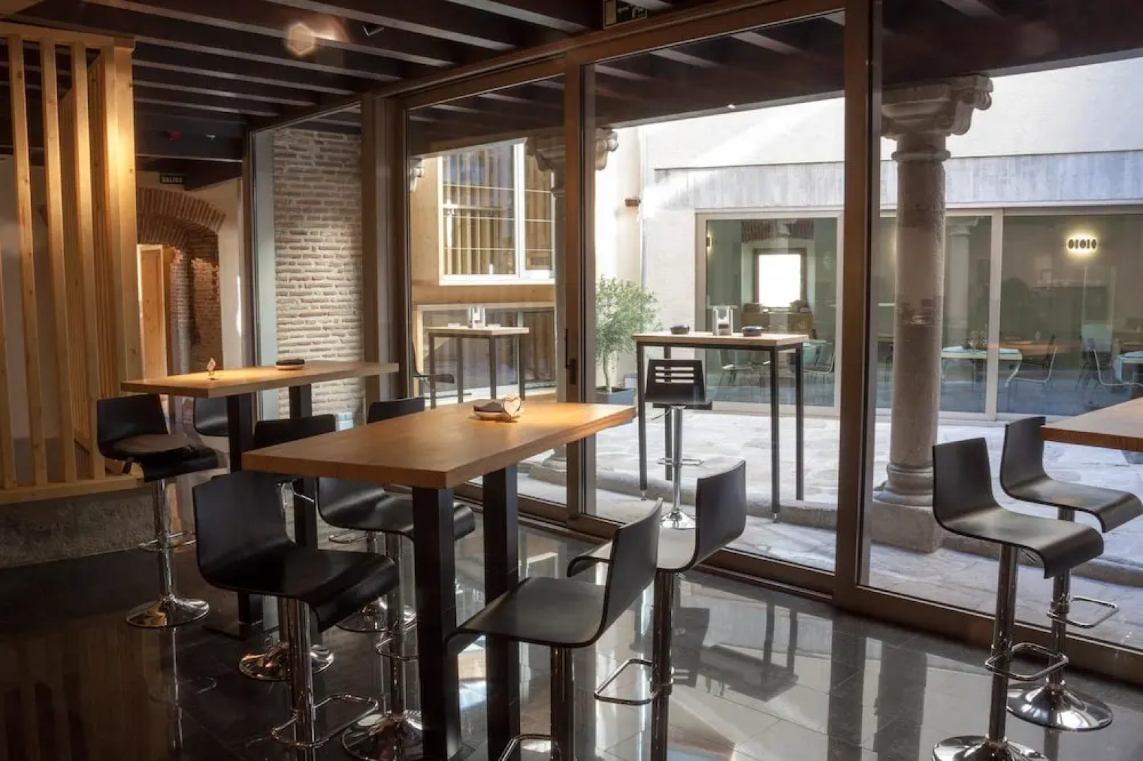 El Encanto Hotel & Cafetería