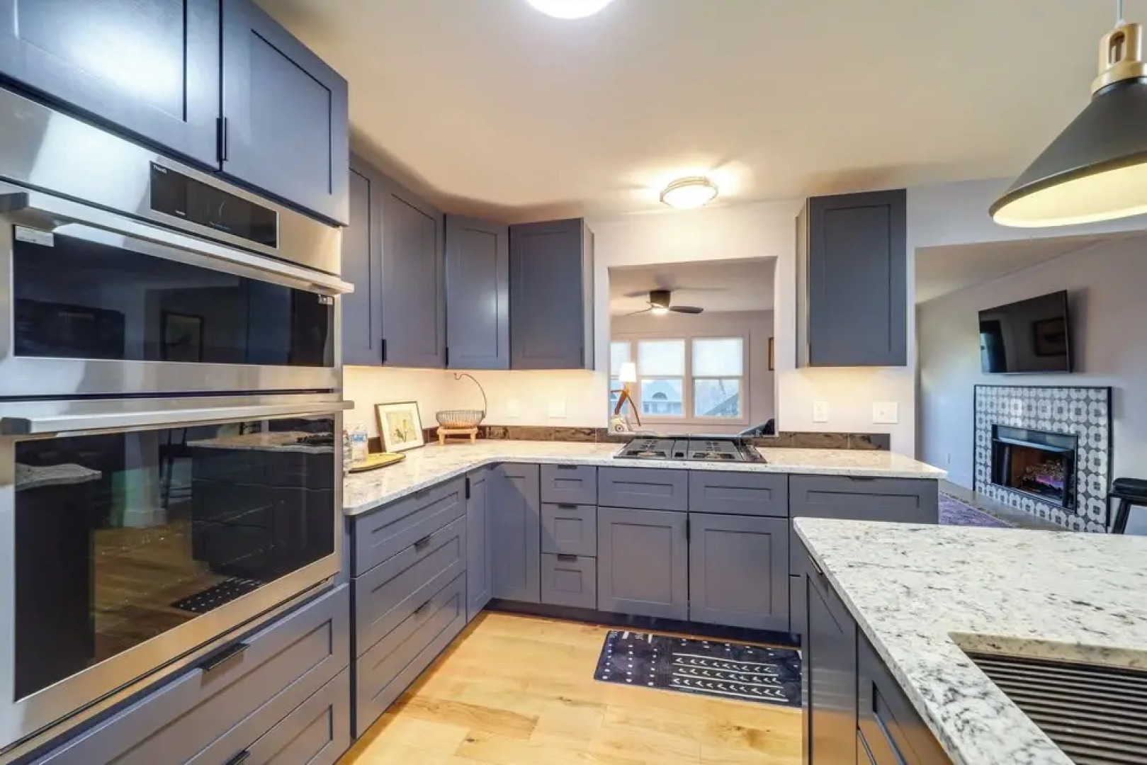 Steps to Dtwn & Fabulous Restaurants: Chic Condo