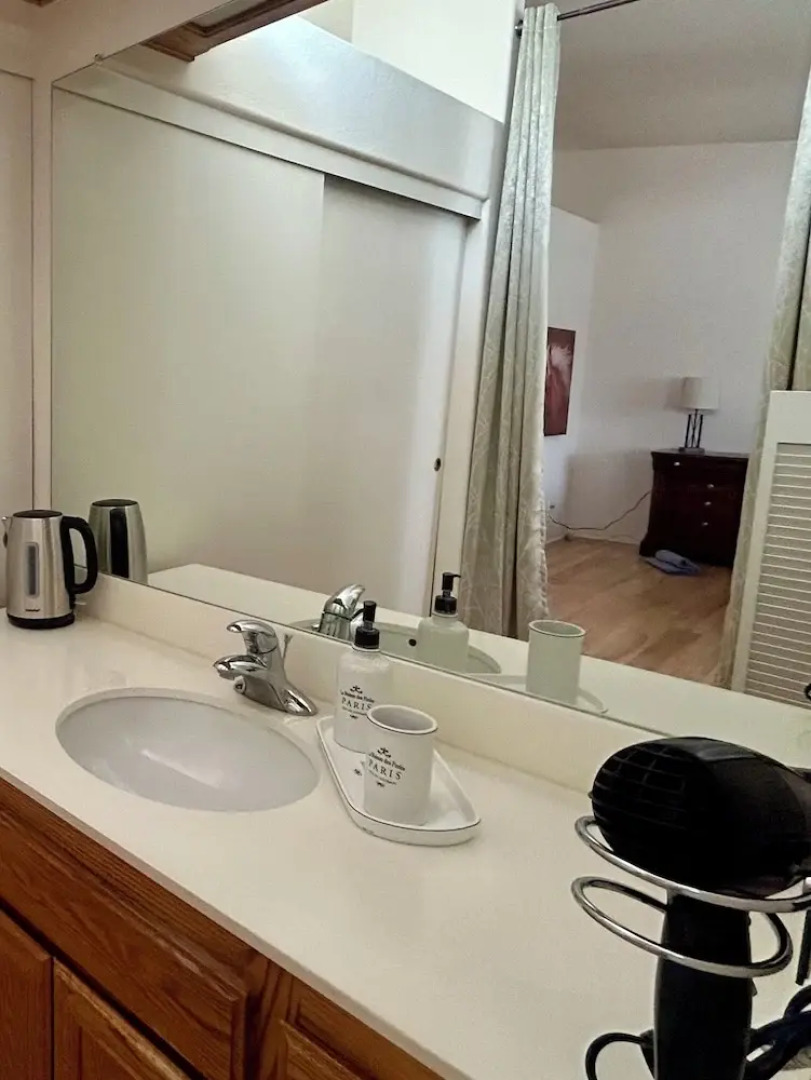 Private bedroom in Western Horizon Home