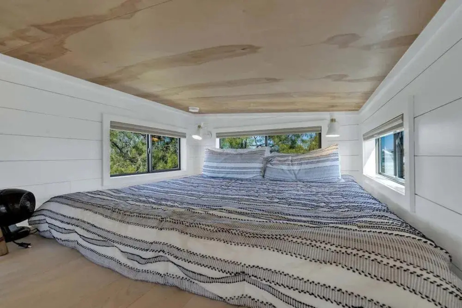 Henley-lux Tiny Home-hot Tub-fire Pit