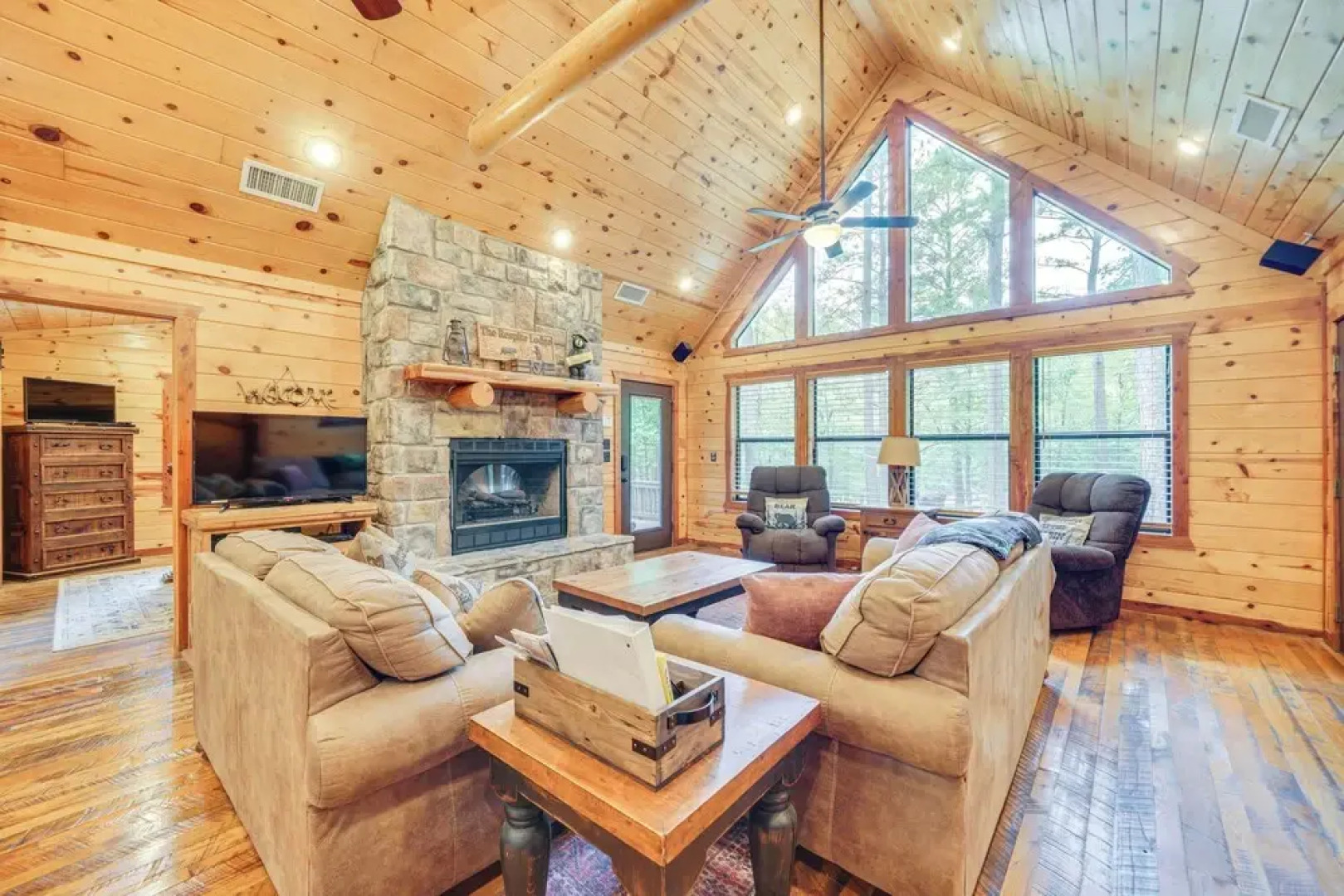 Cabin w/ Hot Tub & Wraparound Deck in Broken Bow!