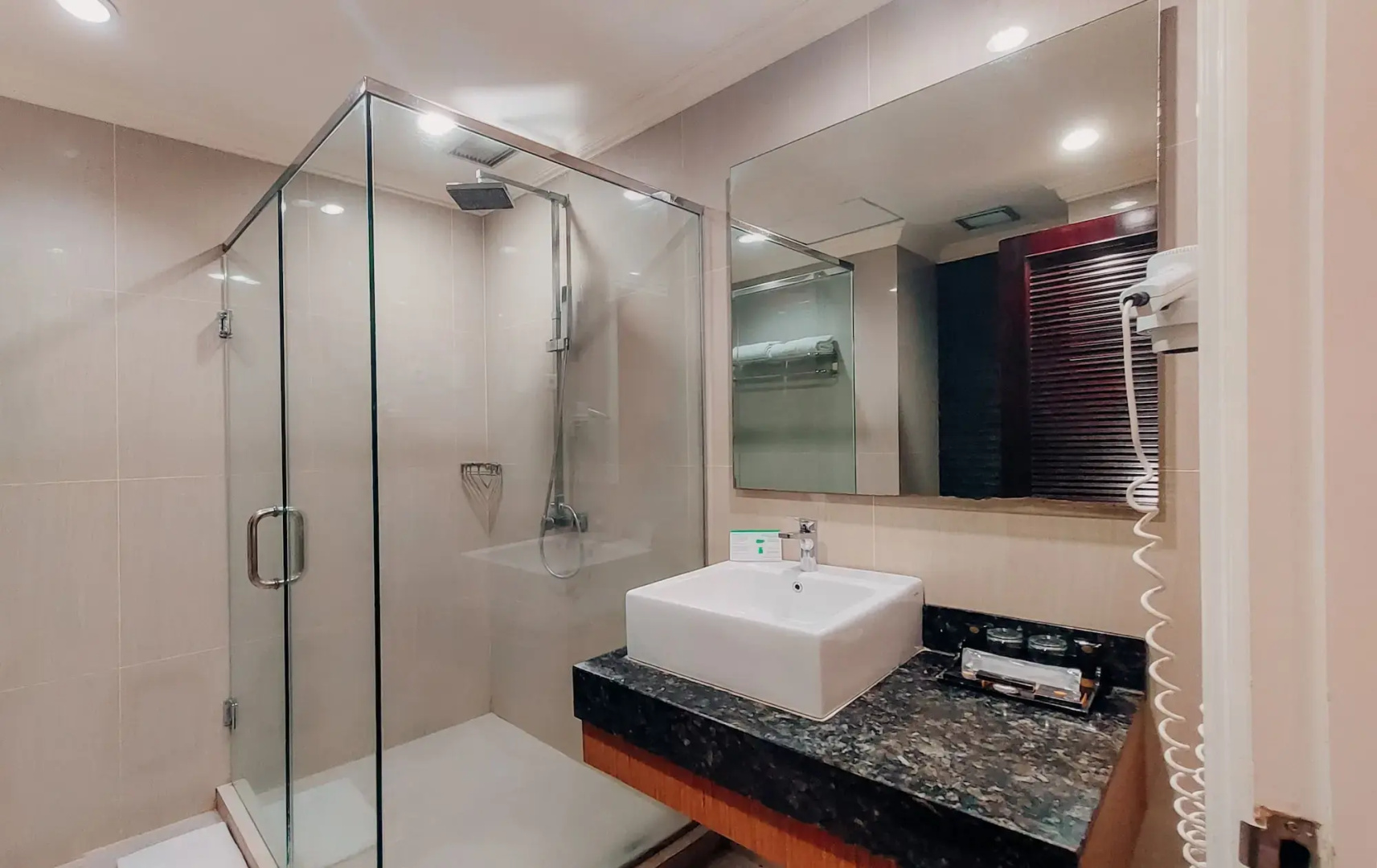 Surabaya Suites Hotel Powered by Archipelago