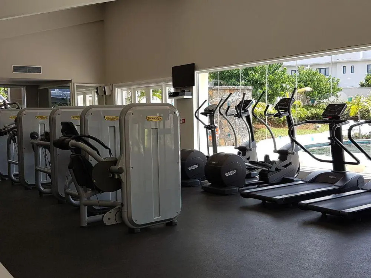 Azuri Apartment with Beach, Pools, Gym, Restaurants, Spa, Boats, kids Corner