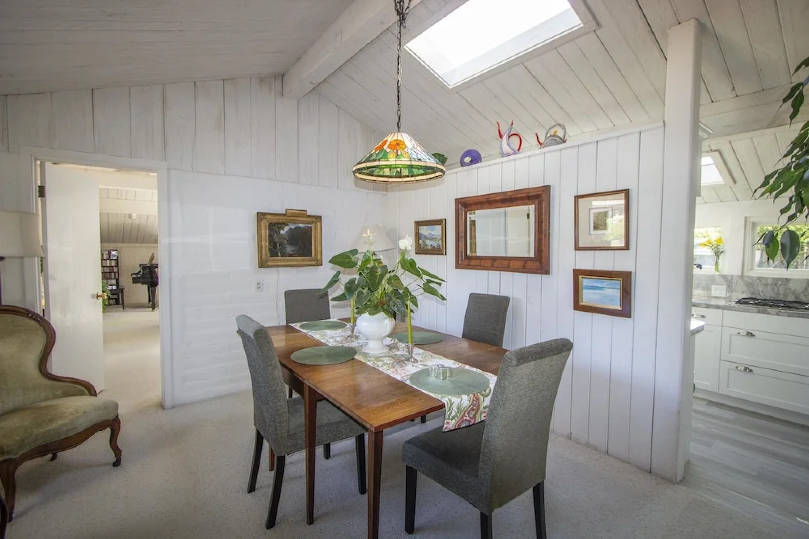 "Pepper Tree Cottage" Panoramic Views of Carmel Valley, Walking Distance to the Village