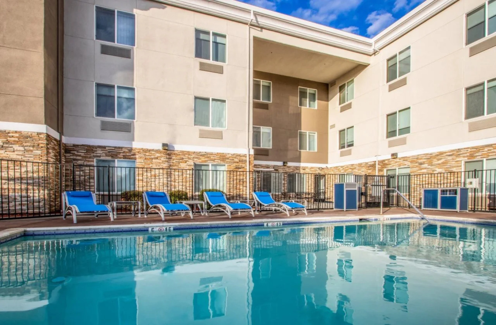 Holiday Inn Express Hotel & Suites Roseville-Galleria Area by IHG