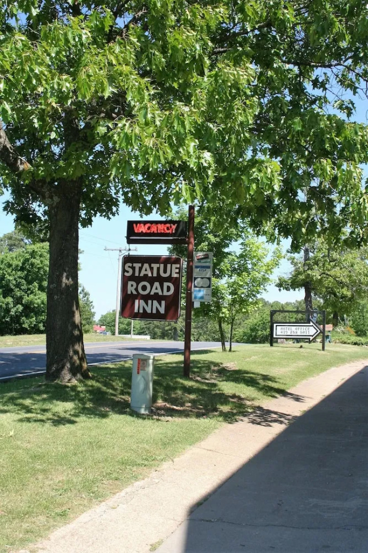 Statue Road Inn