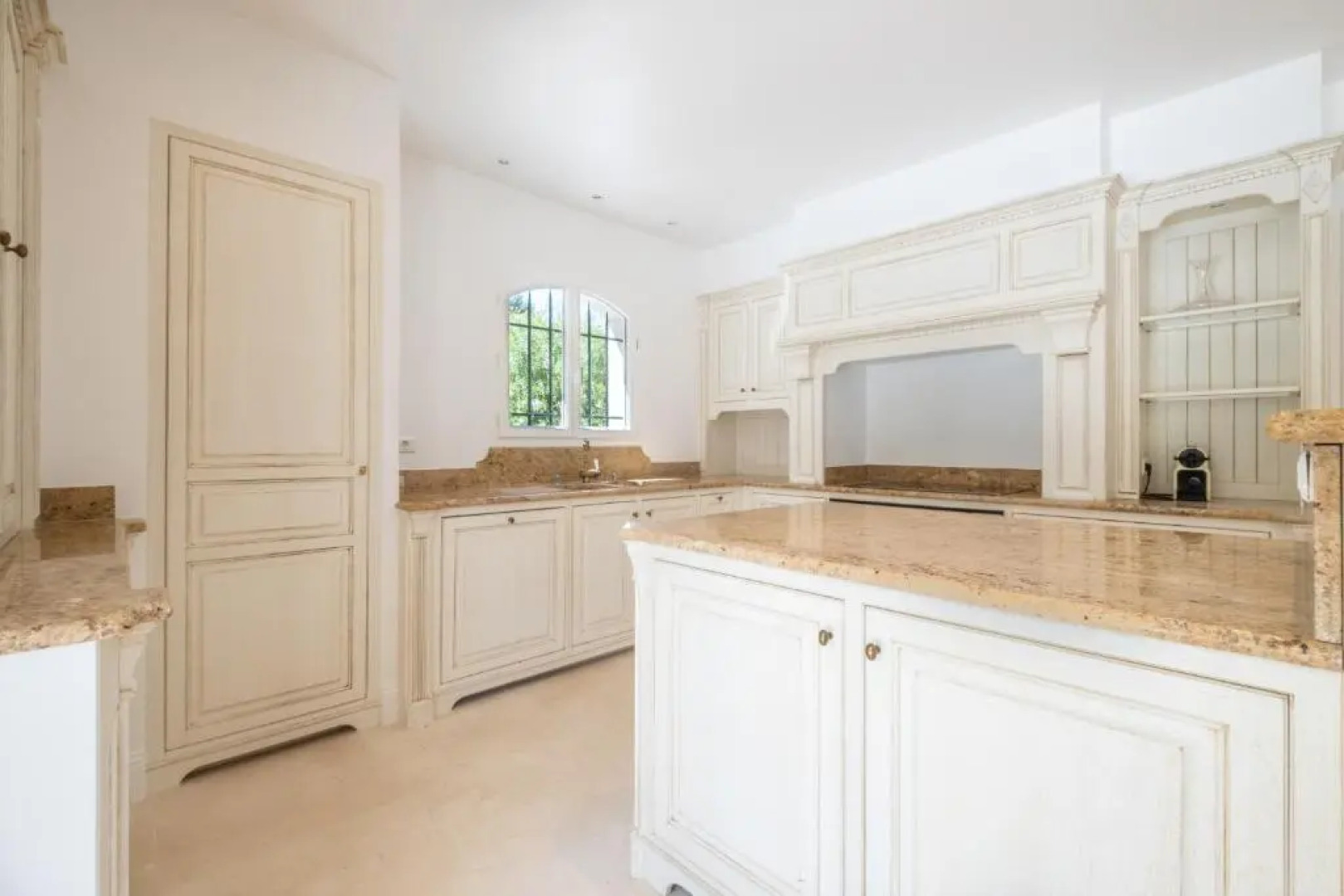 SERRENDY BIJOU de 280m2 au calme absolu avec piscine à débordement