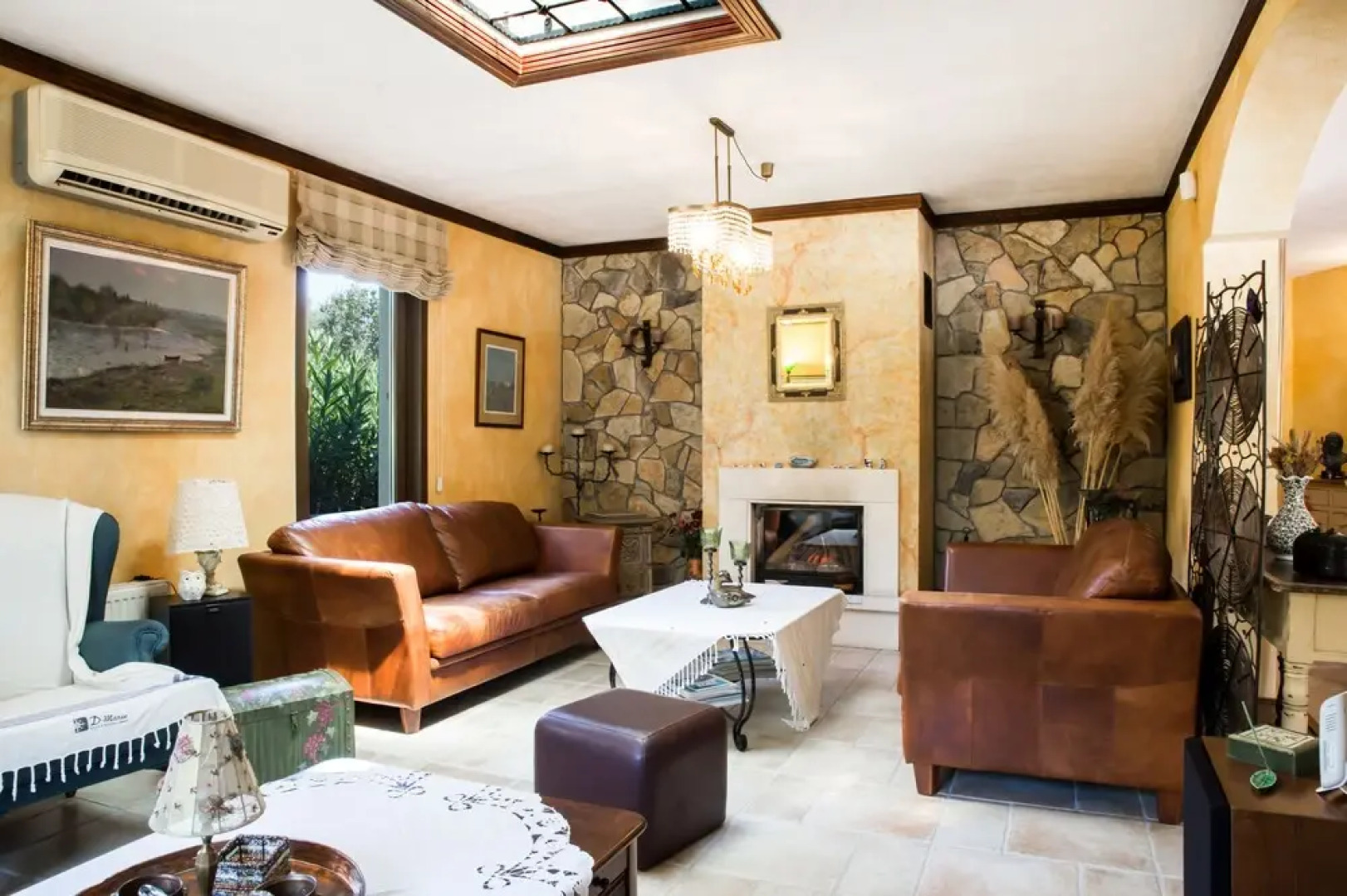 Important Group Villa Costa