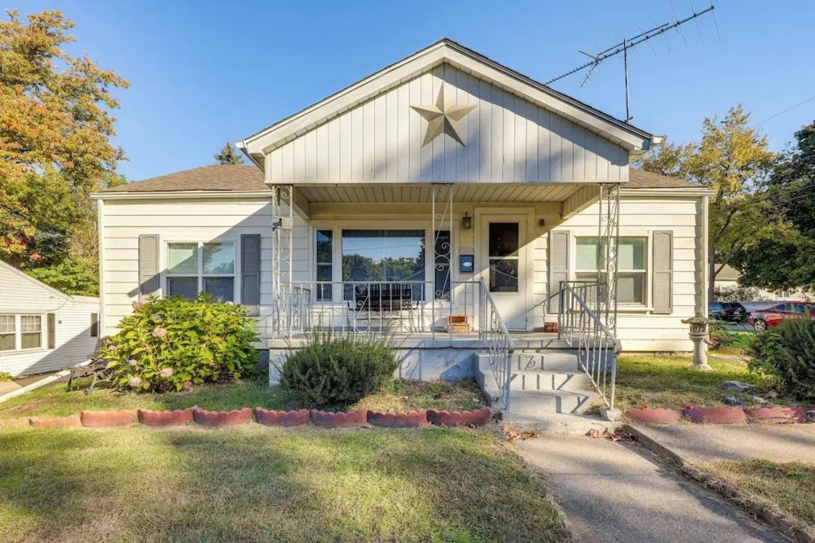 < 1 Mi to Dwtn: Valparaiso Family Home