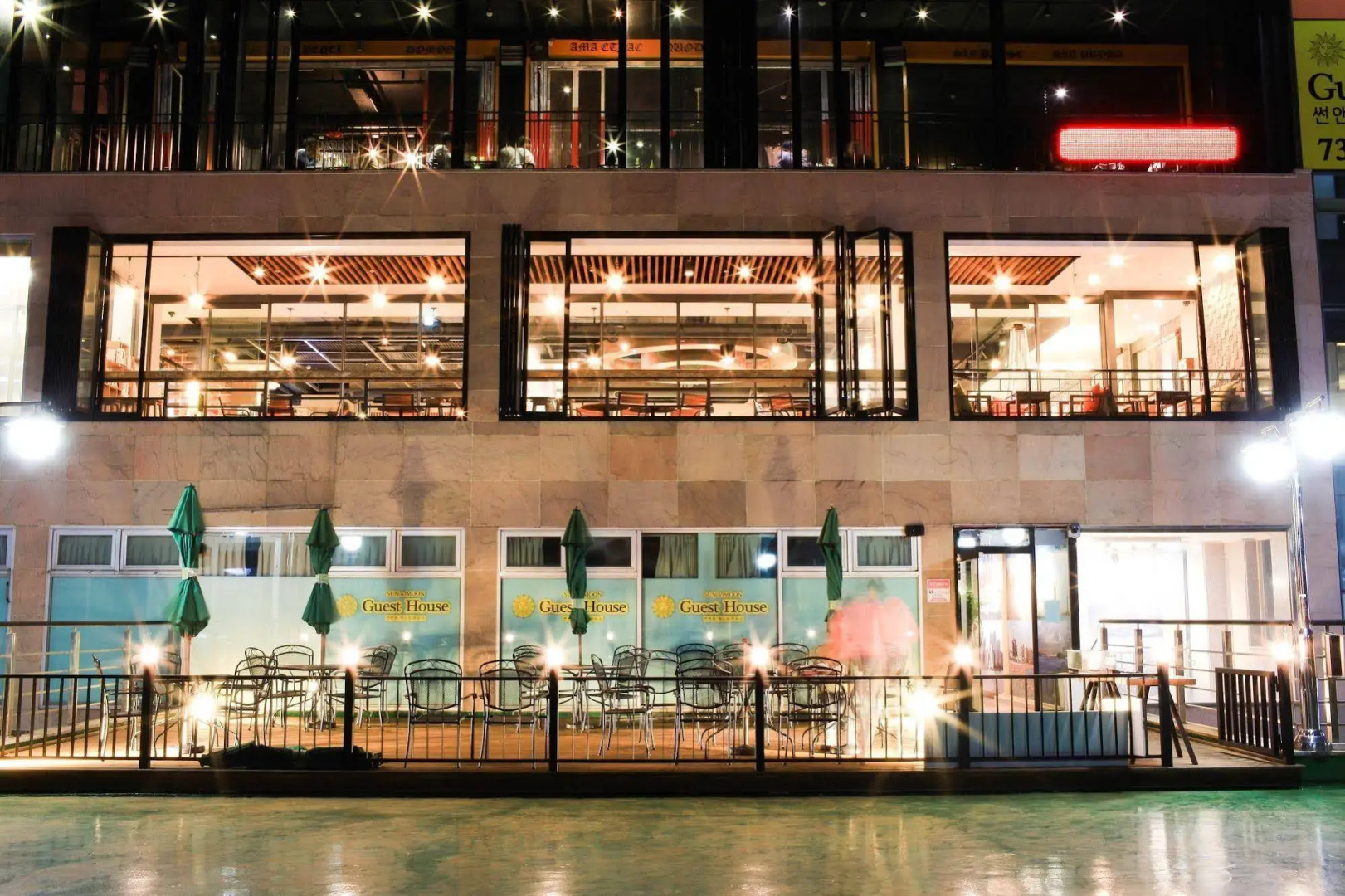 Sun and Moon Guest House - Hostel