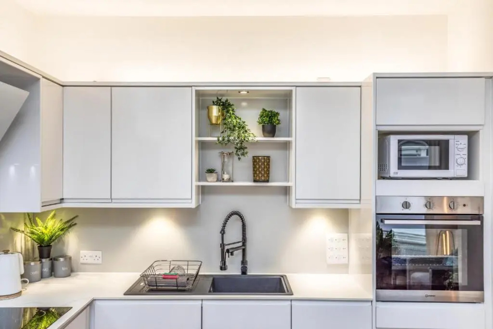 City & Beach at Your Reach - Courtyard & Parking