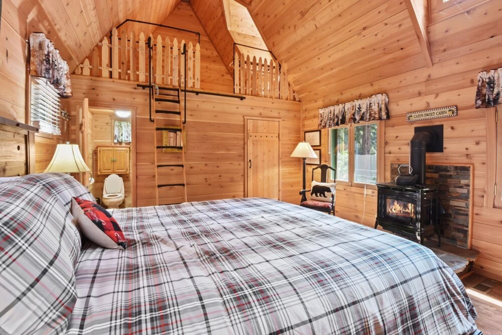 Dancing Cubs Camp - Hot Tub 2 Bedroom Cabin by Redawning