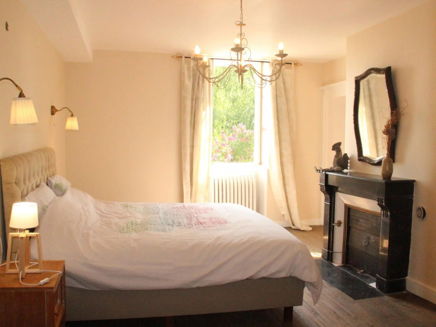 Beautiful country house with enclosed garden in green surroundings in Burgundy.