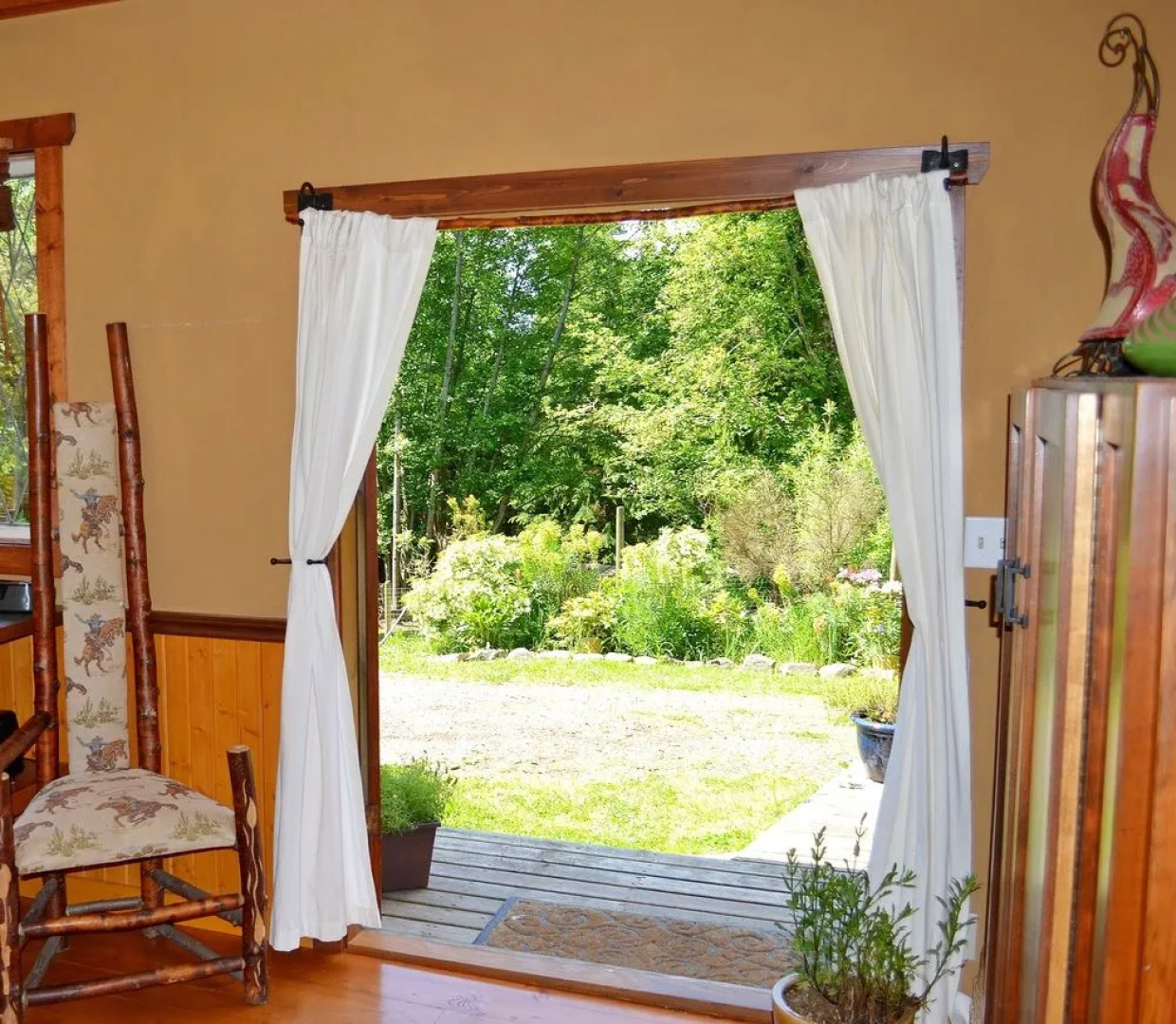 Alderwood Cottage & Suite - Bowen Island