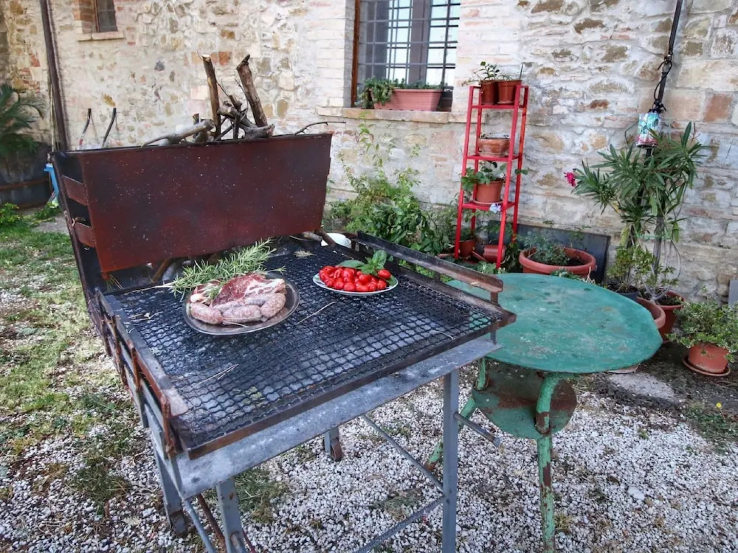 Splendid Farmhouse in Gualdo Cattaneo with Hot Tub