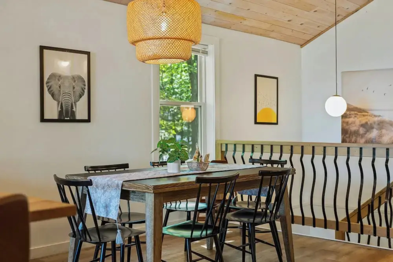 Lake Daze by Avantstay Lakefront w/ Modern Interior, Enclosed Porch & Hot Tub