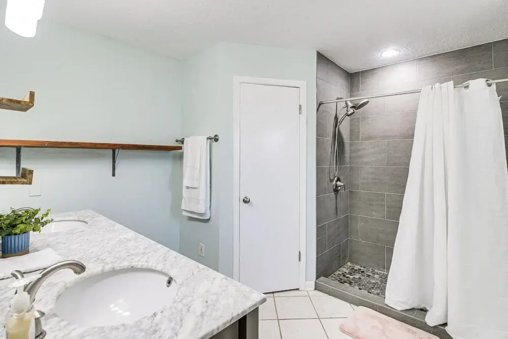 Patio, Fire Pit & Yard: Family Home in Pearland