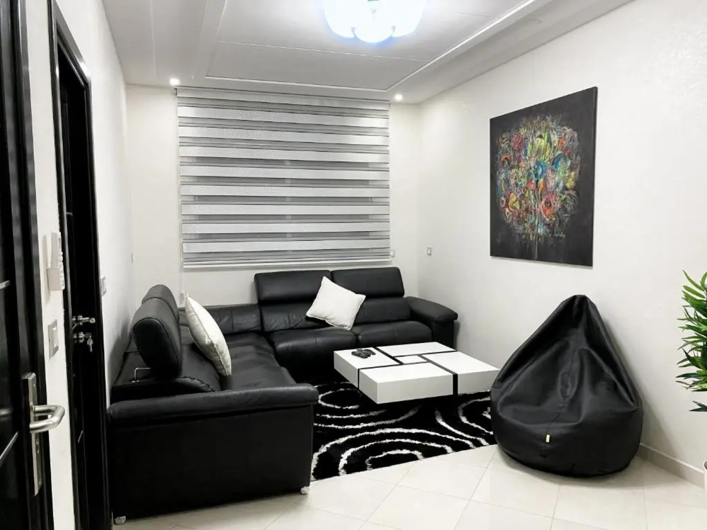 Luxurious apartment close to the sea