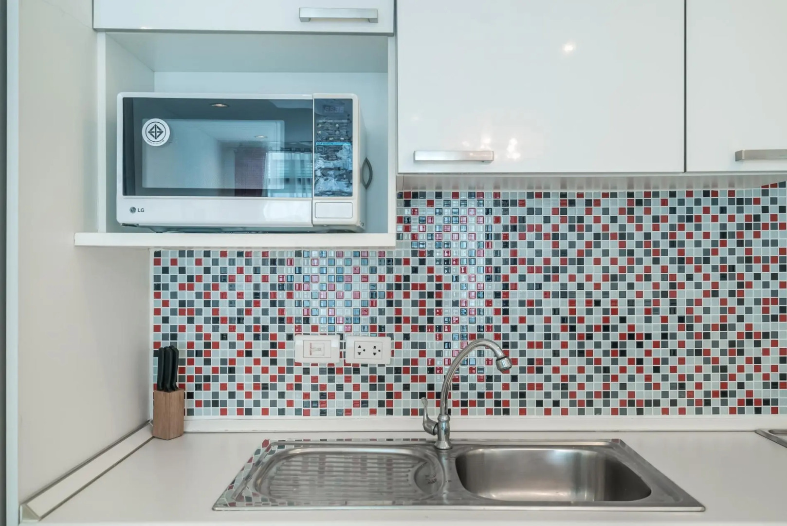 High floor 3 bdr apartment with pool and gym